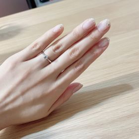 【エクセルコダイヤモンド(EXELCO DIAMOND)の口コミ】 シンプルなデザインで、婚約指輪の定番というイメージの形でした。ダイヤ…