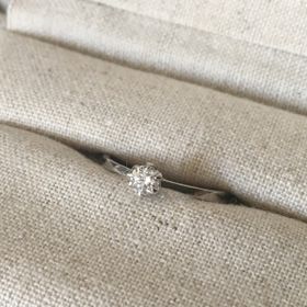 【SIENAROSE(シエナロゼ)の口コミ】 花をイメージしたデザインがとても可愛いと感じました。華奢で女性の指に…