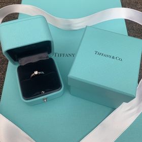 【ティファニー(Tiffany & Co.)の口コミ】 ダイヤモンドに向かって、少し細くなっていく、リボンのようなデザインが…