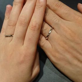 【ROYAL ASSCHER(ロイヤル・アッシャー)の口コミ】 婚約指輪も同じブランドなので重ね付けができるタイプにしました。素材は…