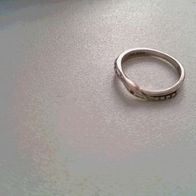 【THE KISS(ザ・キッス)の口コミ】 選びに行った際、何種類かの指輪があった。
しかし、夫婦二人して指が太く…