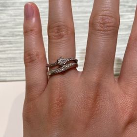 【TRECENTI(トレセンテ)の口コミ】 婚約指輪はデザインがお花でかわいかったことと、ウェーブの形が好きで、…