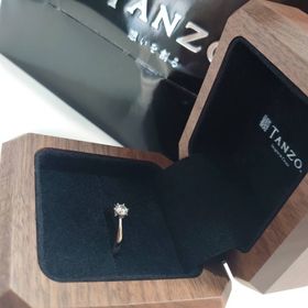 【TANZO.(鍛造指輪)の口コミ】 何歳になっても着けられるようにダイヤと立爪で、素材はプラチナのシンプ…