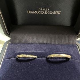 【銀座ダイヤモンドシライシの口コミ】 デザインが夫婦ともに気に入りました。女性用の指輪は、真ん中がプラチナ…