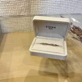 【SIENAROSE(シエナロゼ)の口コミ】 マットなデザインがとてもきれいで
他にないピンクゴールドの色がよかった…