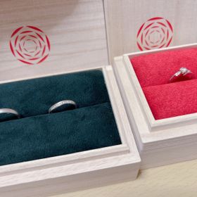 【出雲結(いずもゆい)の口コミ】 指輪のデザインはとてもシンプルで、指につけても派手過ぎずに。マット素…