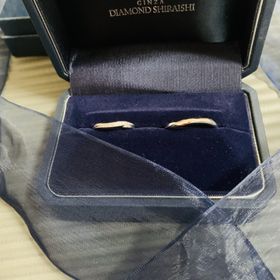 【銀座ダイヤモンドシライシの口コミ】 年齢を重ねても身につけやすい、ゆるやかなv字のデザインを選びました。レ…