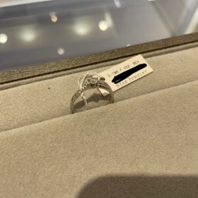 【STAR JEWELRY(スタージュエリー)の口コミ】 サイドから見た時にセンターダイヤだけ高さがあるデザインではなかったの…