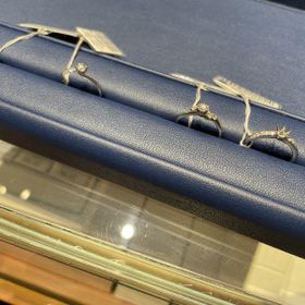 【銀座ダイヤモンドシライシの口コミ】 購入したスターリーよりもサイドのダイヤが控えめでウェーブ感強いです。…