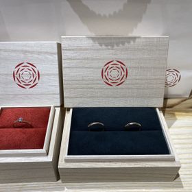 【出雲結(いずもゆい)の口コミ】 シンプルで年齢問わず付けられるデザインと、指輪のコンセプトが自分達に…