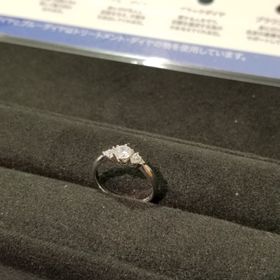 【GALA JEWELRY(ガラジュエリー)の口コミ】 ボリュームがあるものがよく、両サイドのメレダイヤも3つずつでそれぞれ大…