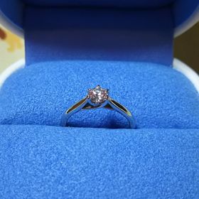 【銀座ダイヤモンドシライシの口コミ】 イロイロなデザインのリングがあって、最初はどんなデザインのリングにす…