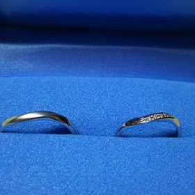 【銀座ダイヤモンドシライシの口コミ】 動きのあるデザインで、メレダイヤが付いているのが気に入りました。また…