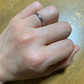 【ete(エテ)の口コミ】 赤い糸をイメージして指輪の内側が淡い赤色になっているのですが、そのコ…