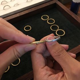 【Lovignette(ラヴィネット)の口コミ】 オーダーメイドの指輪です。結婚指輪、婚約指輪それぞれにとても素敵な意…