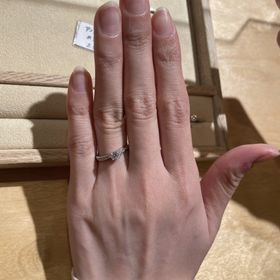 【ith(イズ)の口コミ】 ゆるいS字カーブにメレダイヤが10粒付いているデザインです。
カーブもそ…