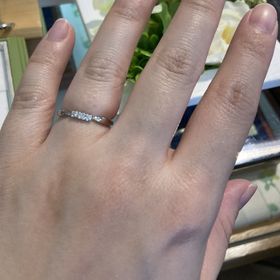 【ひなの口コミ】 リボンのようにキュッと絞ってあるデザインがとても可愛い指輪です。真ん…