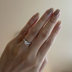 【ヴァン クリーフ＆アーペル(Van Cleef & Arpels)の口コミ】 ロマンスソリティアのデザインに一目惚れきて決めました。
センターダイヤ…