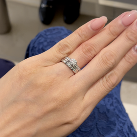 【ブシュロン(BOUCHERON)の口コミ】 石はついてませんが手を動かすたびにキラキラととっても綺麗です！
キラキ…