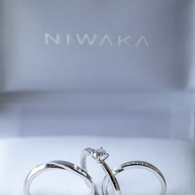 【俄(にわか)の口コミ】 指にはめた時にストレートのものより緩やかなカーブの「せせらぎ」が指が…