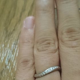 【エクセルコダイヤモンド(EXELCO DIAMOND)の口コミ】 石が数個ついているデザインがよかったのと、斜めのカーブが気に入りまし…