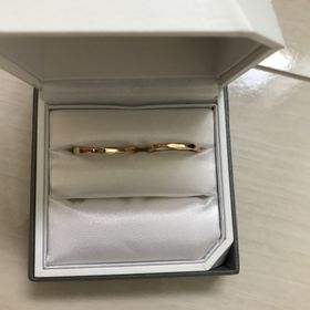 【STAR JEWELRY(スタージュエリー)の口コミ】 決めては色がゴールドで可愛いところと、デザインが5角形となっていてオシ…