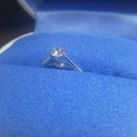 【銀座ダイヤモンドシライシの口コミ】 どうしても、指輪というものは「ブランド費」が付き物ですので、ダイアモ…