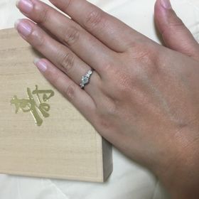 【WATANABE / 卸商社直営　渡辺の口コミ】 価格と質で選びました。ダイヤモンドの大きさを重視していたので、予定よ…