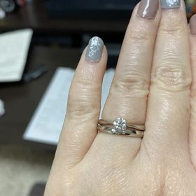 【ラザール ダイヤモンド(LAZARE DIAMOND)の口コミ】 シンプルなデザインながら、少しだけアクセントが入っているところが気に…