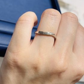 【銀座ダイヤモンドシライシの口コミ】 柔らかだけれどしっかり伝わるウェーブラインと、それに沿って配置された…