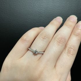 【銀座ダイヤモンドシライシの口コミ】 結婚指輪との重ね付けを考え、角度の付きすぎていないv字を探していたので…