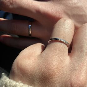 【銀座ダイヤモンドシライシの口コミ】 見た目はとてもシンプルなのですが動くたびにダイヤがキラキラと光り存在…