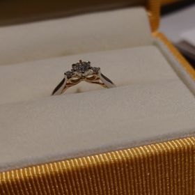 【ケイウノ ブライダル(K.UNO BRIDAL)の口コミ】 価格が予算に合っていたことと、ダイヤモンドの美しさとリボンのかわいさ…