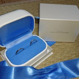 【銀座ダイヤモンドシライシの口コミ】 シンプルながら特徴的なデザインがとても気に入りました。二人とも男性用…