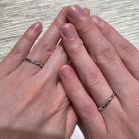 【TRECENTI(トレセンテ)の口コミ】 肌の色が2人とも白く、手も小さめなので細めで小ぶりな指輪を中心に探して…