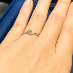 【銀座ダイヤモンドシライシの口コミ】 最初はまだ一石にするか、両サイドに小さいダイヤがあるものか、決まって…