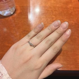 【TRECENTI(トレセンテ)の口コミ】 真ん中に大きなダイヤに加え横にはメレダイヤがついており、上品にキラキ…