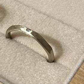 【uchimari(ウチマリ)の口コミ】 キラキラしたものより肌馴染みのいいマットな質感が気に入りました。ゴー…