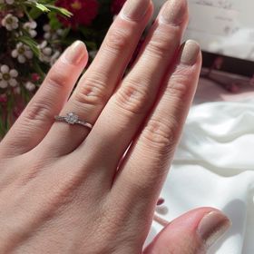 【アイプリモ(I-PRIMO)の口コミ】 この指輪の決めてはダイヤの部分の高さが高すぎないところ、正面（上）か…