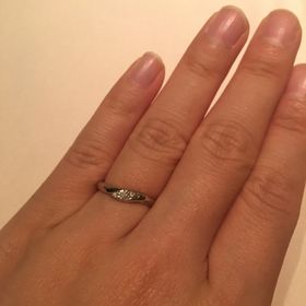 【銀座ダイヤモンドシライシの口コミ】 中央に入っているダイヤモンドが素敵だったから。男性のも同じ形で、ダイ…