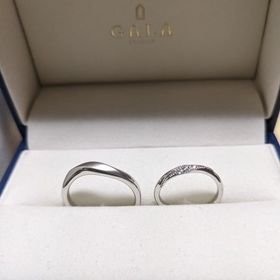 【GALA JEWELRY(ガラジュエリー)の口コミ】 男性用は、彼の指に合わせて太めの物を選びました。ツヤの主張が強く感じ…