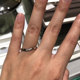 【アイプリモ(I-PRIMO)の口コミ】 柔らかいラインであり、デザインがリボンみたいに、とてもフェミニンな指…