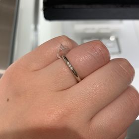【STAR JEWELRY(スタージュエリー)の口コミ】 ハーフエタニティでは派手すぎると思い、ダイヤが並んでいるものを試着し…