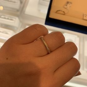 【ヴァンドーム青山(VENDOME AOYAMA)の口コミ】 ハーフエタニティでは派手すぎると思い、ダイヤが並んでいるものを試着し…