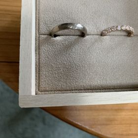 【YUKA HOJO(ユカホウジョウ)の口コミ】 お花の蕾のようなダイヤが並んだデザインがとってもステキで、
一目惚れで…