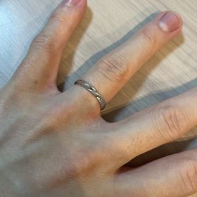 【エクセルコダイヤモンド(EXELCO DIAMOND)の口コミ】 デザインです。シンプルだけど個性のある指輪を2人で探していました。男性…