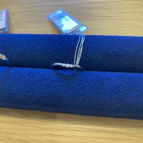 【銀座ダイヤモンドシライシの口コミ】 V字のデザインで角に丸みがあるタイプなので、手に馴染みます。
小さめの3…