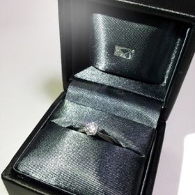 【ラザール ダイヤモンド(LAZARE DIAMOND)の口コミ】 私が選んだのではなく、彼がサプライズで用意してくれたものです。が、一…