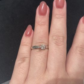 【ティファニー(Tiffany & Co.)の口コミ】 指輪のデザインは至ってシンプルです。ティファニーという感じもなく、普…