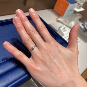 【銀座ダイヤモンドシライシの口コミ】 彼女の笑顔が素敵で、花が大好きなので、スマイリングしリー雨から選べた…